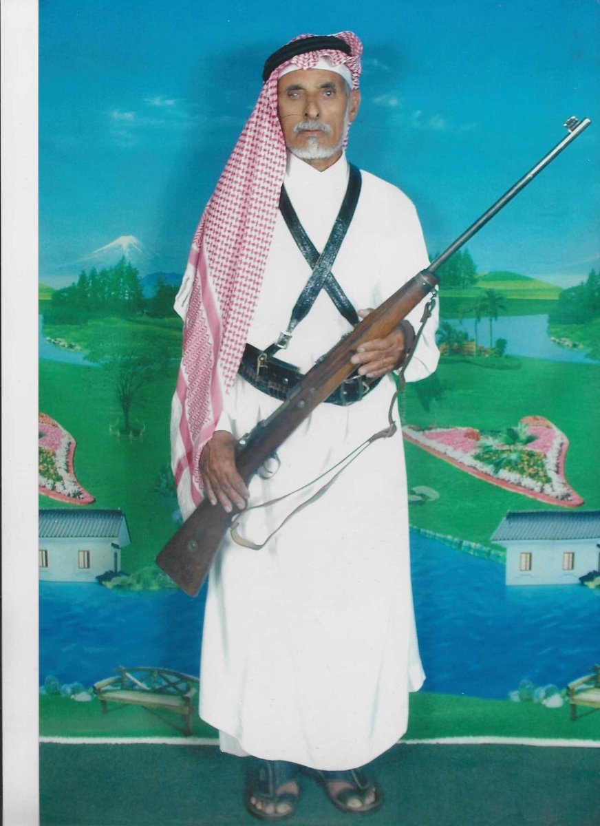 alshahraniali22's tweet photo. * عزاء وكلمة تأبين :
الشيخ عوضة بن سعيد بن بلدم، رحمه الله. 

        تنعى قبائل شهران العريضة ومدينة خميس شهران أحد رموزها الكبار، وأحد خيار مواطنيها، الشيخ عوضة بن سعيد آل بلدم بن سرح آل رشيد شهران، قدم إلى رحمة الله تعالى عن عمر يناهر مائة عام قضاها رحمه الله في أعمال البر والتقوى وطاعة الله وخدمة الوطن والمواطنين وبخاصة في السلك العسكري، فأدَّى واجبه بشرف، وتقاعد بعد أن نال أعلى المراتب بنزاهة وشرف.

قم حي عوضة واشهد ذكر ماضيه        واكتب رثاءً فهذا اليوم نرثيه
خير الرفاق صديق في شدائدنا             وفي الكروب وفي ضيقٍ نناديه
شهرانُ تَنعيهِ رَمزًا فَارسًا ومَضتْ         خَميسُ شهرانَ يوم الفقدِ تنعيه
        
       كان رحمه الله محبًا للخير، يسعى في إصلاح ذات البين، يشارك أهله وقبائله أفراحهم وأتراحهم، يحنو على الأيتام والفقراء والمساكين، وله باع كبير في ميدان الصدقة الجارية، عُرف بالقلب الصادق والقول الطيب.

وعوضة كان في الدنيا رفيقا        نقي القلب مبتسمًا أنيقا
 ومجلسه يموج بكل خير           فيكفيك الأقارب والصديقا

     إلى رحمة الله أيها الشيخ الجليل، كنت أقرب الناس إلى قلبي، رأيتك صابرا ومصابرا، وعرفتك نافعًا وناصحا، تنطق الحق جادًا ومازحا، رأيت فيك والدي الثاني، فكنت في مقام أب عزيز لي ولجيلنا جميعه، رحمك الله ووالدي، وغفر لكما.

فَجَعَ القَلبَ مُصابٌ مَرَّتَين          وَسَكَبنَا فِي المَقَامِ دَمْعَتين
أمس أبِي، واليَومَ عوضة بعدَه       فكأنَّي قَد فَقدتُ عُوضتَين

والفقيد العزيز من قبيلة عريقة، وعشيرة رفيعة الشأن، لها مكانتها في الجاهلية والإسلام، ترك رجالا أوفياء، قاموا على خدمته ورعايته ليلا ونهارا، فجزاهم الله خير الجزاء، وكتب أجرهم، وأصلح أمرهم، وجمع شملهم، ورزق الفقيد في قبره برهم.

         توفي الشيخ عوضة شيخ الجود والكرم، قدم من ضيق الدنيا وهمها إن شاء الله إلى رحمة الله الواسعة، ندعو الله سبحانه وتعالى مخلصين له أن يجعل قبره روضة من رياض الجنة، وأن يوسع مدخله، وأن يغسله بالماء والثلج والبرد، وأن يحرم جسده على النار ومراتع الدود، وأن يرفعه من ضيق اللحود إلى جنات الخلود، رحمه الله وغفر له واسكنه فسيح جناته، وغفر ذنبه وتاب عليه، وتجاوز عنه، إنا لله وإنا إليه راجعون، ولا حول ولاقوة إلا بالله.