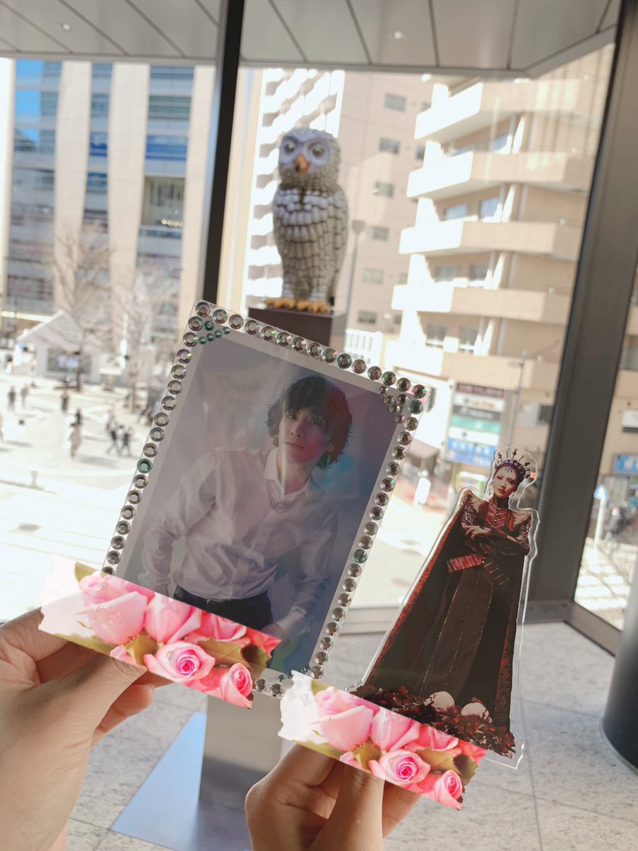 SO_chamy's tweet photo. 妹と🌹
強くて綺麗なイザボーが可哀想で１幕から涙が…🥲妹は号泣😭
脚本も音楽も衣装もキャストも間違いない！て思ってチケットとったんだけど間違いなかった！！
配信のカメラに上原さんが曲中指差しウィンクのファンサしてたんだけどちゃんと抜かれてたかしら…（笑） https://t.co/1MdKmhWRF9