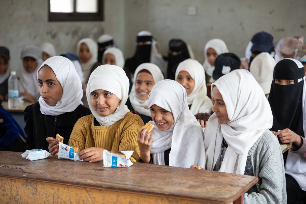 Every school meal and snack is a step toward a healthier, more educated future. 🌟 @WFP's School Feeding Programme in #Yemen supports #children with daily snacks fortified with vitamins, nurturing minds and bodies, and breaking barriers to #education.📚🍎