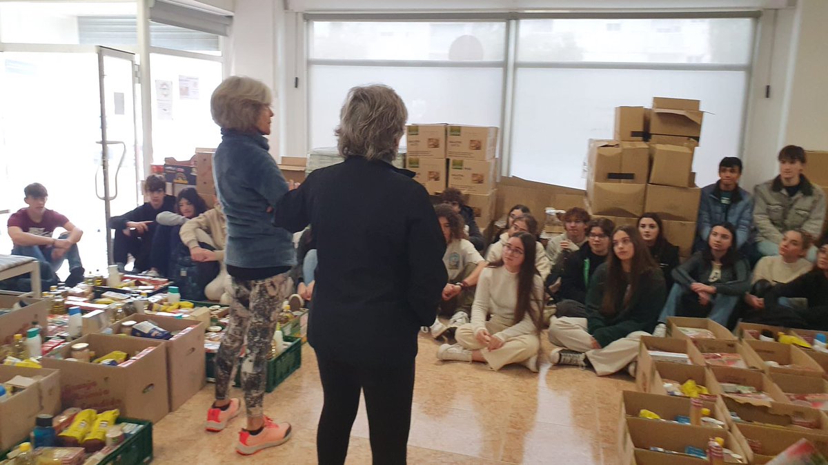 IesMarratxi's tweet photo. Avui els alumnes de 1r de Batxillerat B han anat al  centre de Sa Cabana del Casal Solidari de Marratxí 
Han conegut com funciona i han ajudat els voluntaris a distribuir aliments
1r Batxillerat B va ser el grup que més va contribuir a la gran recollida de l'#IESMarratxi https://t.co/wlt7vw5MTI