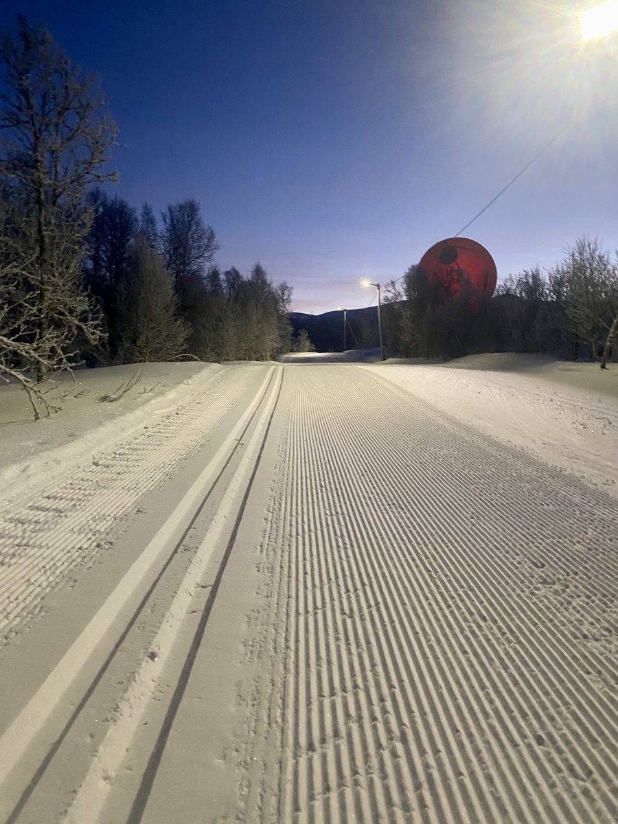 gosiasmieszek's tweet image. This morning’s road to work. #Arctic #KeepItCold ❄️🌄