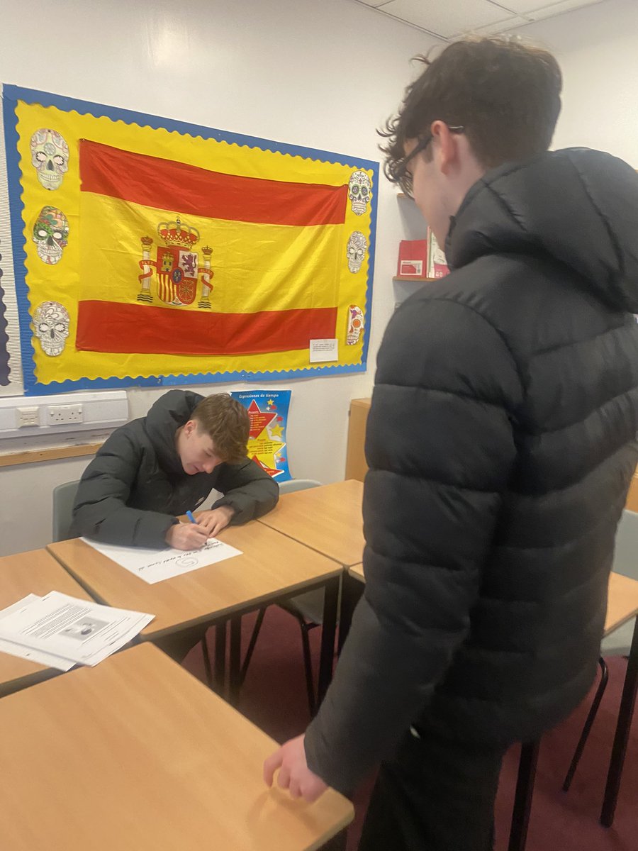 RhsModlangs's tweet image. Some running dictation with our S4 Spanish students, working on their job application writing!