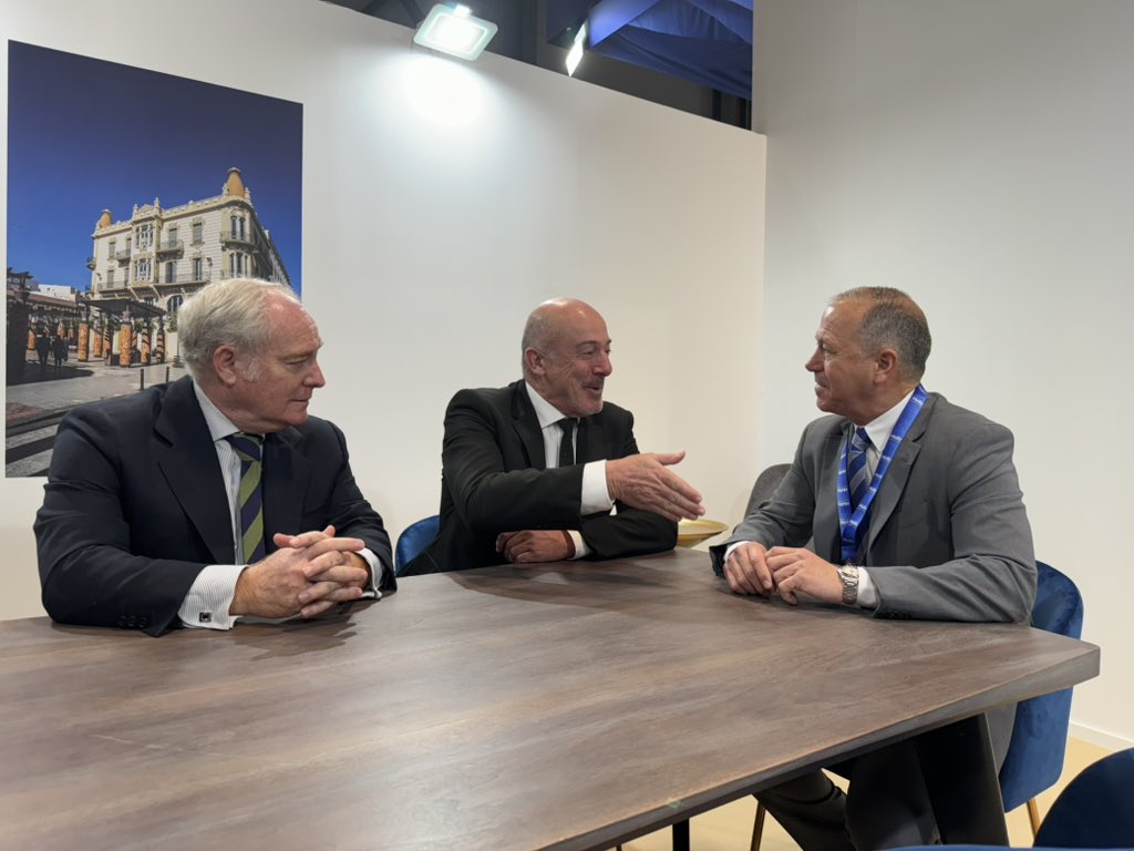 ℹ️ Encuentro importante en #FITUR2024: Miguel Marín, vicepresidente 1º de Melilla, se reúne con directivos de Air Nostrum en nuestro stand. Trabajando para fortalecer la conectividad y el turismo. 🌐✈️ #Melilla #AirNostrum #Turismo