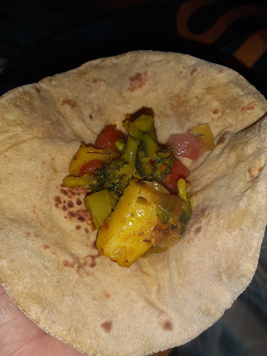 📃Recipe!
Olive Oil
Two onions, tomato, ginger and garlic.
And green chillies!
cumin
red chilli flake...
Turmeric, garam masala and salt as per taste.
Fenugreek🌿
🧅🥦🫚🧄🥔🥕🫛🫒🍅
chapati🫓🥘
If you like the recipe then please make it, thank you!🙏🏼😁