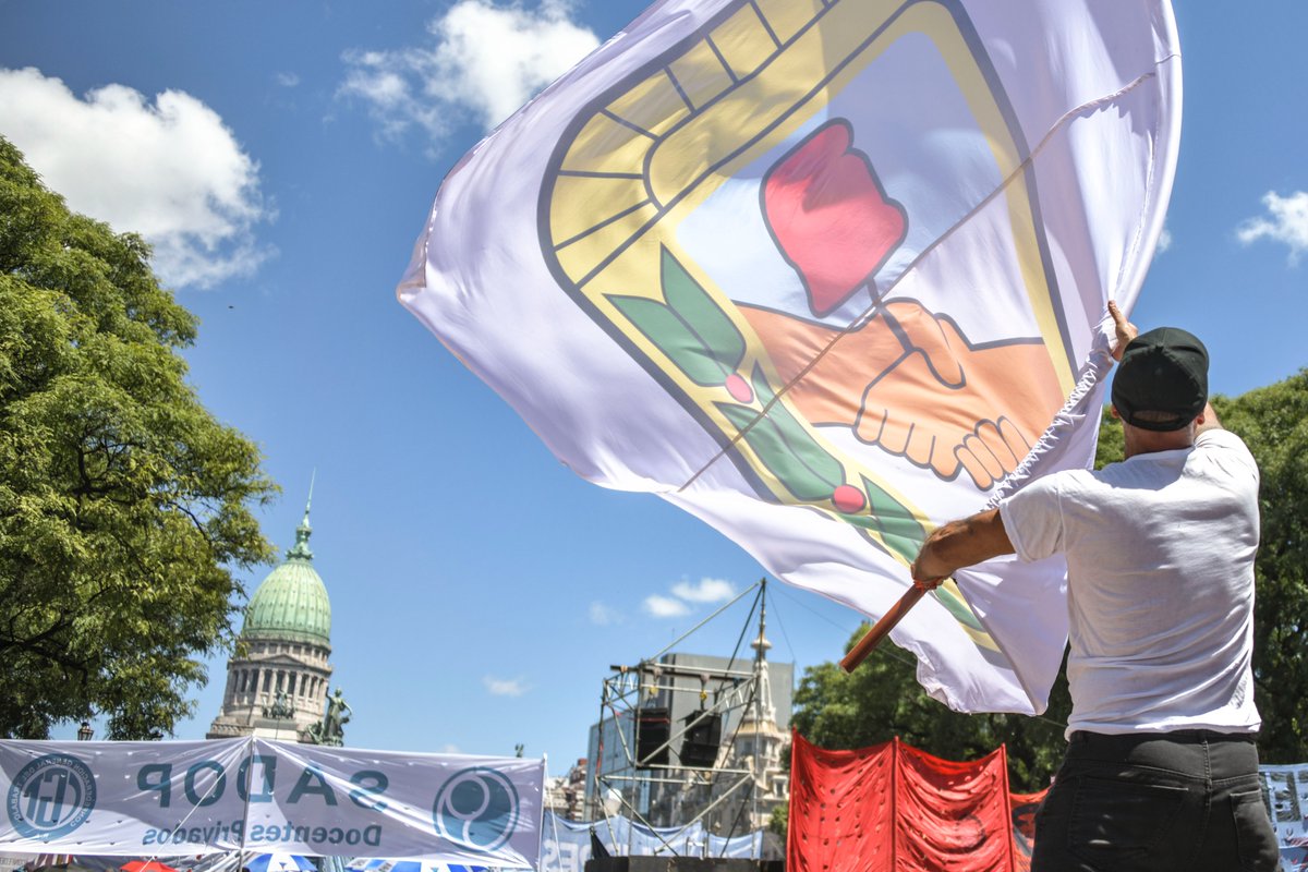 Miles de compañers/as  participamos del Paro y Movilización dispuesto por la CGT en defensa de Nuestra Patria y de los derechos conquistados durante años de lucha.
Seguiremos reclamando en defensa de las políticas públicas q beneficien a los trabajadores/as de nuestro Pueblo.