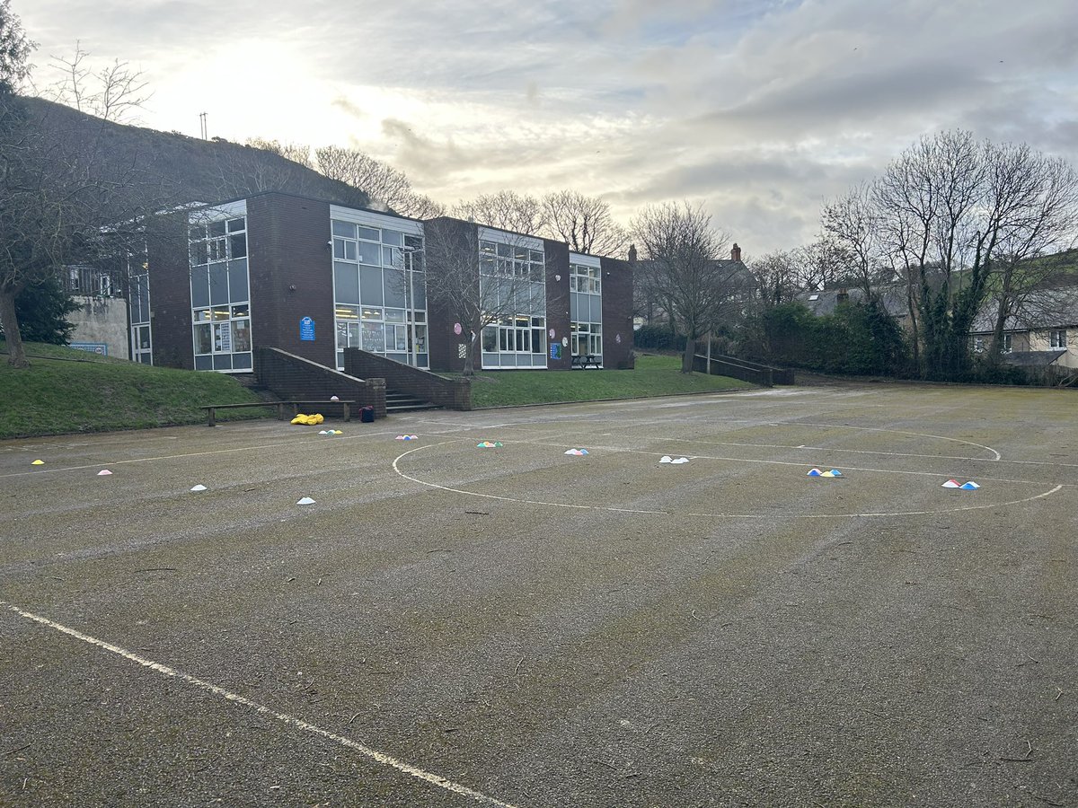 @YsgolCystennin this morning with years 4 and 5 and 6 practising our ferocious fielding in our @Chance2Shine session week 2.The children here are great listeners and helped demonstrate in front of their peers -bendigedig and respect 😀🏏@MochdreCricketC @CricketWales