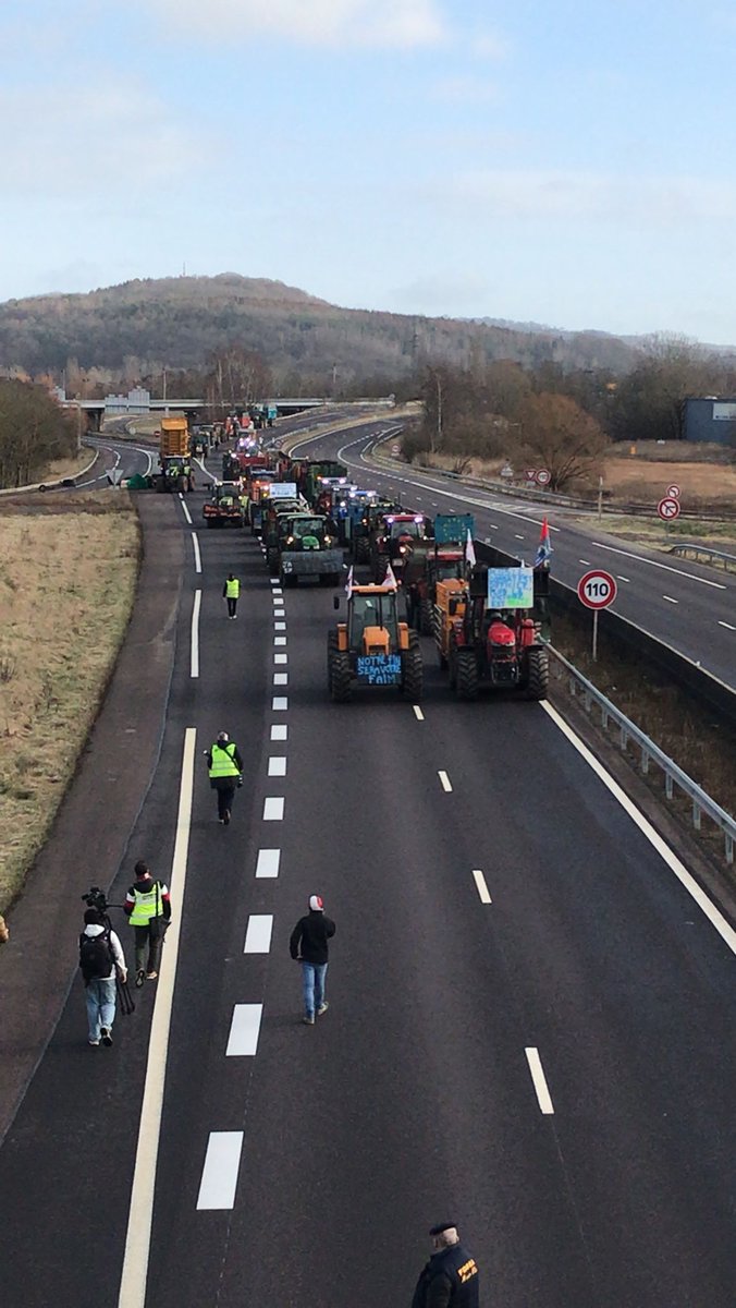 JeunesAgri57's tweet photo. 🚧 Blocage en cours ⚠️
L'A31 à Thionville et Fey et l'A320 à Freyming sont bloqués par les manifestations des JA57 et de la FDSEA de la Moselle 🚜
#AgriculteursEnColere #ja57 #jeunesagriculteurs #jeunesagriculteursdemoselle #fdsea https://t.co/p0aDkSLBM6