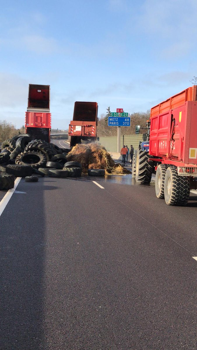JeunesAgri57's tweet photo. 🚧 Blocage en cours ⚠️
L'A31 à Thionville et Fey et l'A320 à Freyming sont bloqués par les manifestations des JA57 et de la FDSEA de la Moselle 🚜
#AgriculteursEnColere #ja57 #jeunesagriculteurs #jeunesagriculteursdemoselle #fdsea https://t.co/p0aDkSLBM6