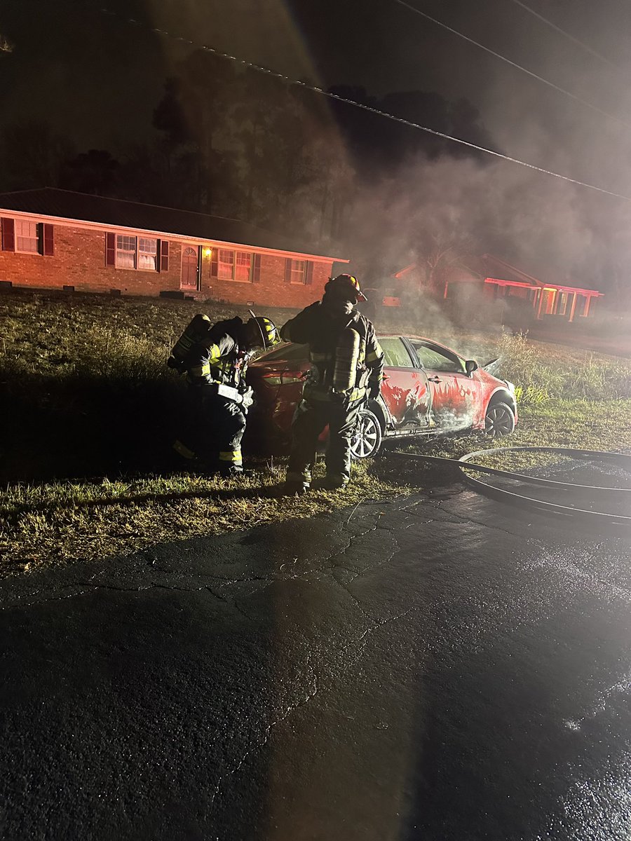NHCFR's tweet image. While you were sleeping😴 —Engine 18 🚒 reported to a car fire 🔥 early this morning. 

The roads are wet out today, give yourself extra time and be careful out there. #engine18 #firstresponders #NHCFR #Firefighter