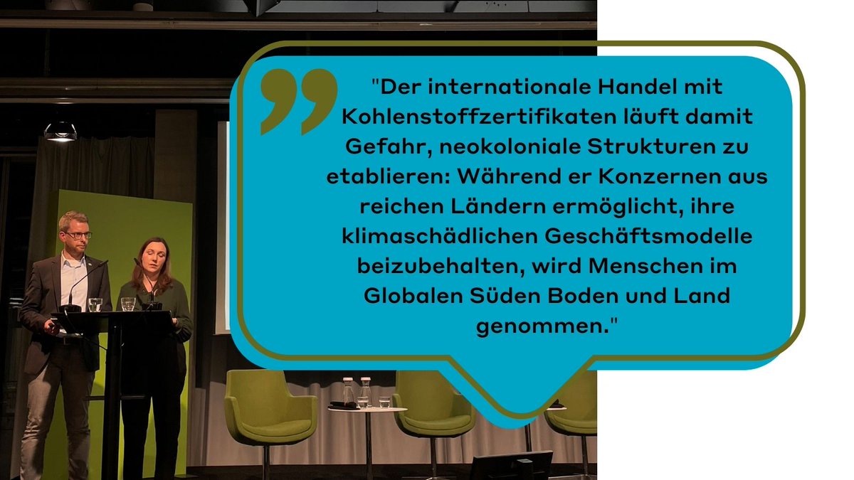 Der Verkauf von #CO2Zertifikaten soll den Aufbau von Kohlenstoff in Böden fördern. In der Realität droht er jedoch #Emissionsreduktionen zu untergraben und Menschenrechte zu bedrohen. Mehr dazu von @LouiseScherger & @lari_TMG im #Bodenatlas bit.ly/3tMxJ84