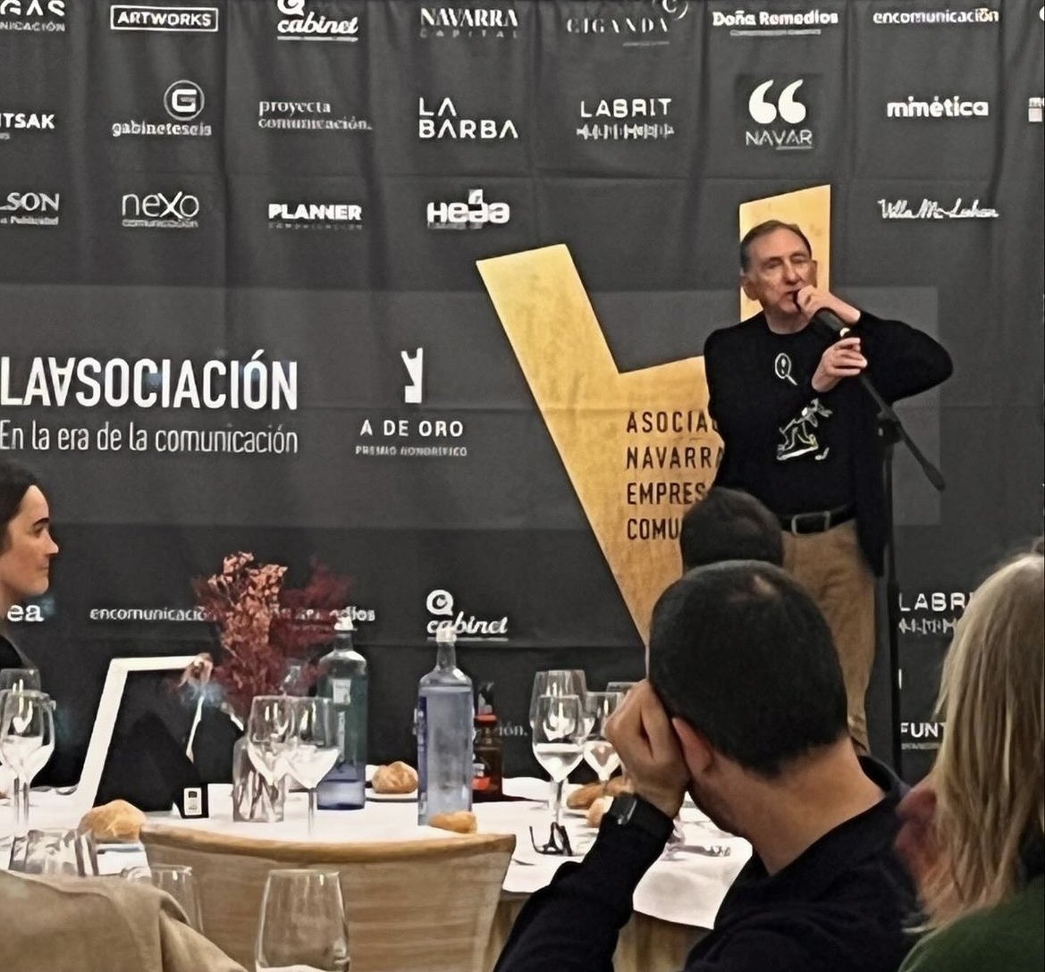 alvaroproyecta's tweet photo. Bonita jornada de @AsoComunicaNa con la entrega de la A de Oro a Luis Garbayo https://t.co/u6qTtK6yzS