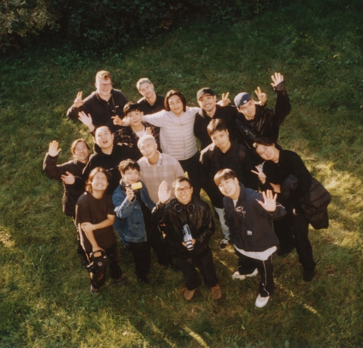 มีความรู้สึกว่านัมจุนน่าจะใกล้ปล่อยผลงานใหม่ออกมาแล้ว จะเพลงหรือจะหนังสั้น อยากรู้แล้วว่าซุ่มทำอะไรอยู่