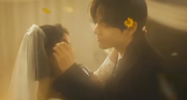 FabiUni_'s tweet photo. Quando Taehyung coloca a flor na orelha da IU, no segundo seguinte mais 2 florzinhas brancas aparecem e o cubo vem atrás deles só consegui pensar: mano do céu as margaridas do Hoseok 😳Jack in the box #vhope #LoveWinsAllMV https://t.co/DexqT8JfNa