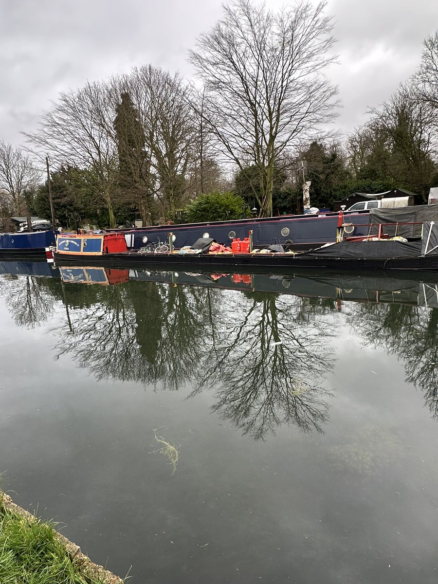 Yesterday I get a message from @FuelsJules can I moor alongside for a night, well it is very handy 🤣🤣 Cere’s 1935 Star class small Woolwich alongside home boat Nautilus built in 1928 by fellows Morton and Clayton ❤️❤️