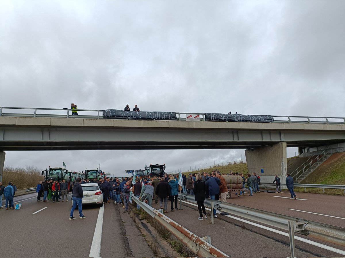 "On vous nourrit, laissez nous travailler !", une banderole au-dessus de l'A6, à Nitry (Yonne). L'autoroute est bloquée dans les 2 sens de circulation par des agriculteurs, sans que l'on ne sache la suite de la mobilisation.
#AgriculteursEnColere #agriculteurs