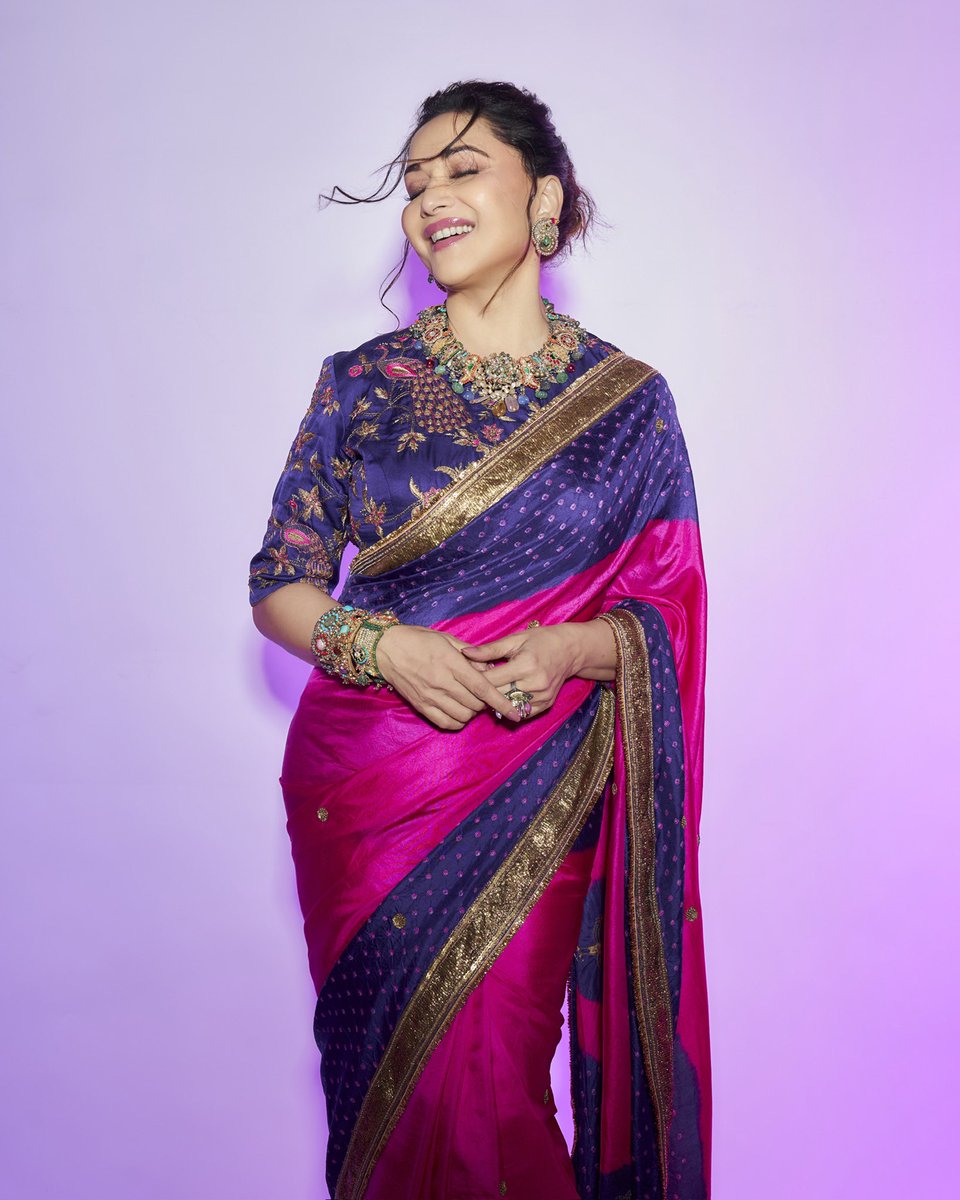 MadhuriDixit's tweet photo. A pop of pink, a dash of grace 🫶🏻 

#thursday #tbt #photooftheday #photoshoot #dancedeewane #sareelove https://t.co/aNhrl0aET1