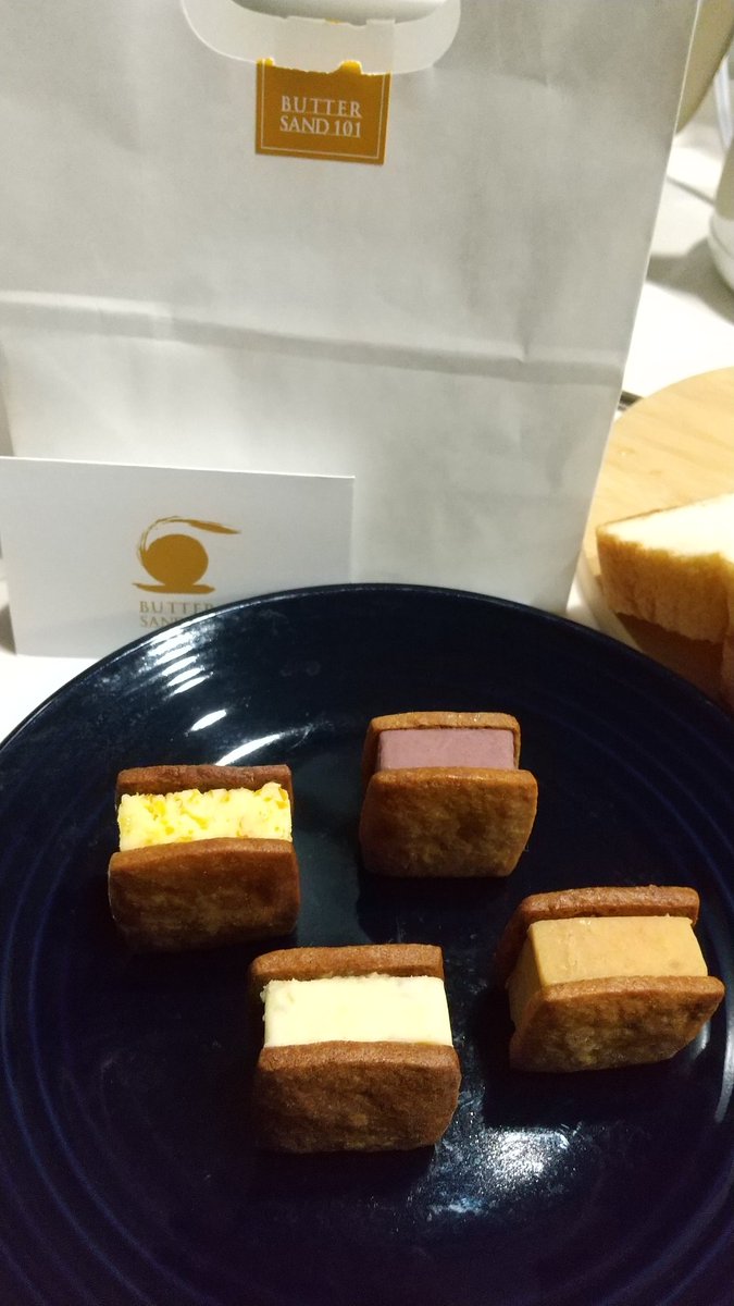 zAYwPYRD5Lbnv9M's tweet photo. オープンしたお店に行って来ました😍
💖バターサンド専門店💖
openからお店のポストを観て
念願の来店🥰
ころんと優しいお味ですっきりした甘さでした❤️
💖breadbeat💖
パンに精通している方が監修されているというお店🥐
一番人気の🍞は、そのままでも美味
#和歌山バターサンド専門店
#breadbeat https://t.co/H8wtE1VKd4