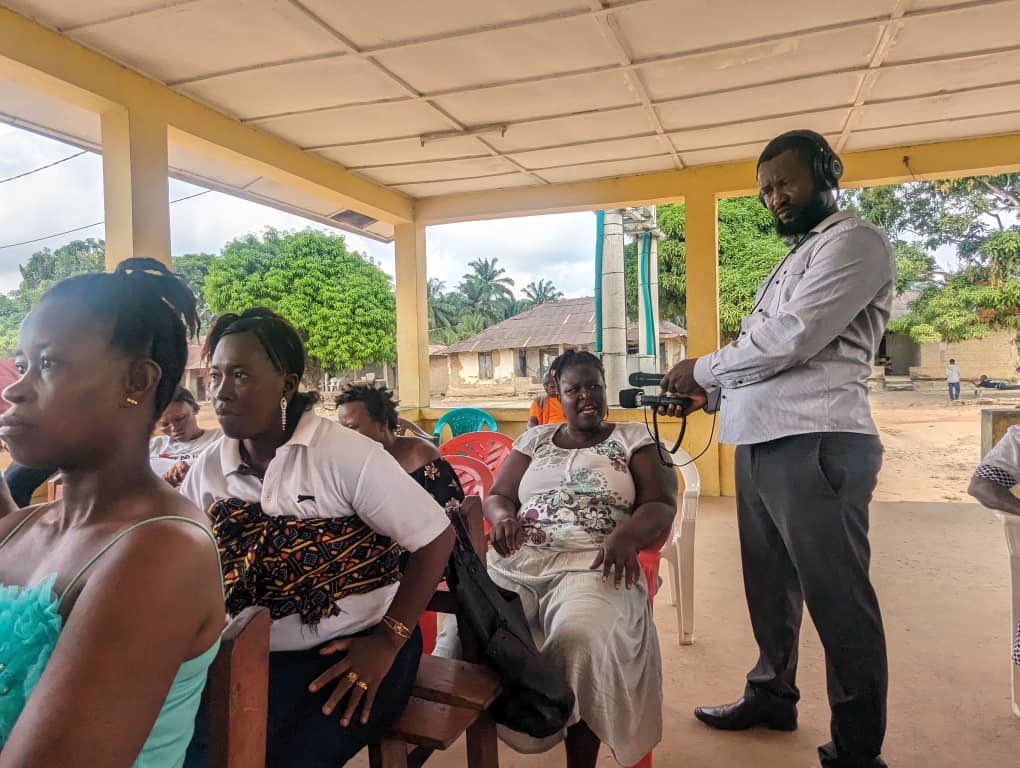bbcmaSL's tweet image. We're in Pujehun witnessing a townhall organised by our partner, #RadioWanjei. Women and girls from 4 chiefdoms are at the court barray to discuss, share experience listening to radio programmes that we have been supporting the station
 to produce with funds from @WorldVisionSL.