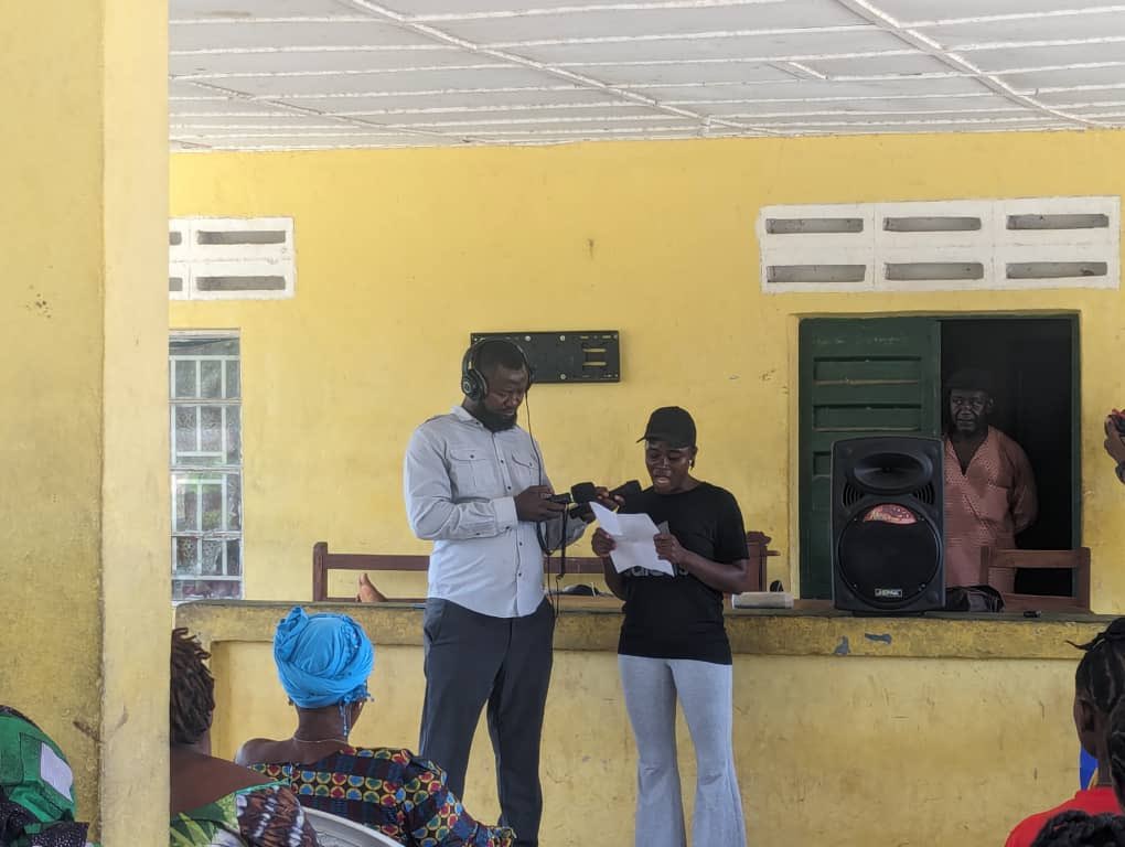 bbcmaSL's tweet image. We're in Pujehun witnessing a townhall organised by our partner, #RadioWanjei. Women and girls from 4 chiefdoms are at the court barray to discuss, share experience listening to radio programmes that we have been supporting the station
 to produce with funds from @WorldVisionSL.