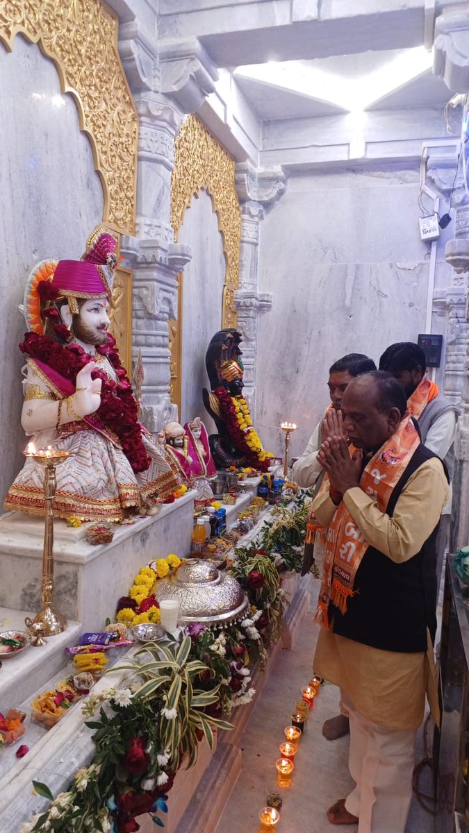 MansukhbhaiMp's tweet image. નેત્રંગ તાલુકાના કોડવાવ ખાતે શ્રી રામદેવ પીર ભગવાન તેમજ શ્રી કલ્લાજી મહારાજ અને શ્રી મેલડીમાંની પ્રાણ પ્રતિષ્ઠા મહોત્સવની પૂર્ણાહુતિ પ્રસંગે હાજરી આપી. 1/2
#PranPratishthaMahotsav #Netrang #MPBharuch