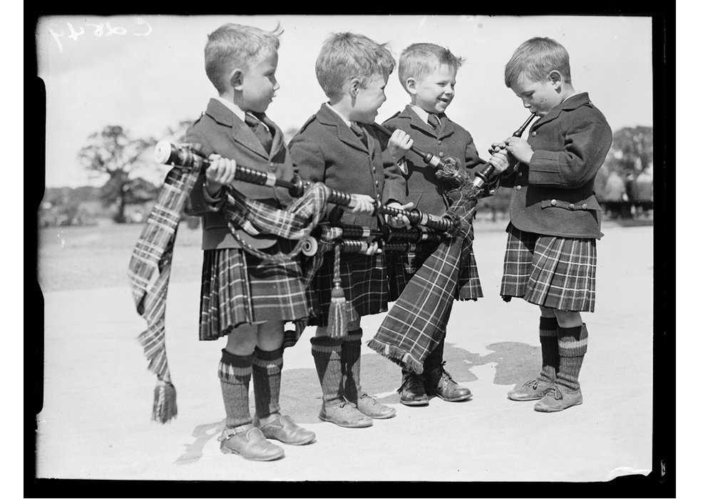 MediaMuseum's tweet photo. "Should auld acquaintance be forgot, and never brought to mind..."
Happy Burns night to all those who celebrate!
📷: ©Mirrorpix/Science Museum Group
#BurnsNight #Scotland #HistoryPhoto https://t.co/u3NfsYGTOS