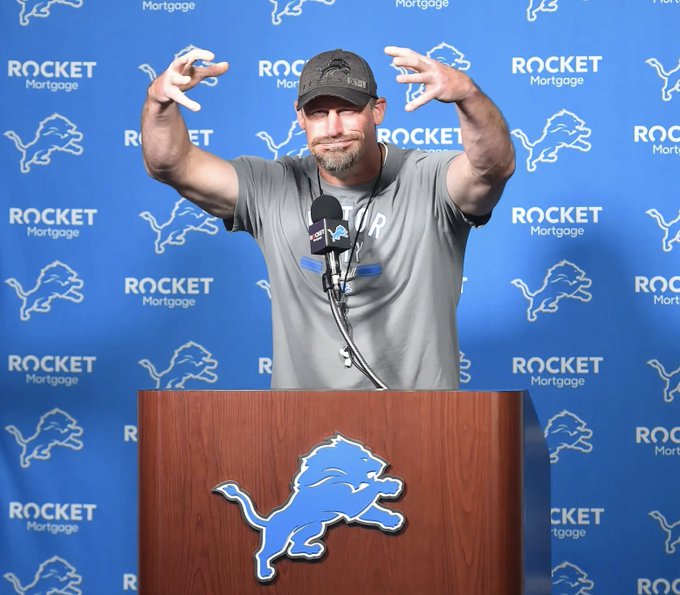 "Vamos a arrancar rótulas de un mordisco".

Esto fue lo primero que dijo un tío que no entiende la NFL si no es viviéndola al límite.

Cogió las riendas de los Detroit Lions y lo transformó en un equipo que está a un paso de la Super Bowl.

La historia de Dan Campbell. ⤵️🧵 #NFL