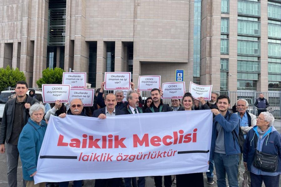 LaiklikMeclisi's tweet photo. Laiklik Karşıtı İşlemlerin Peşini Bırakmıyoruz!

Çedes Projesi kapsamında Tekirdağ’da ilkokul öğrencilerine cami temizliği yaptırılmasına ilişkin yapmış olduğumuz 09/11/2023 tarihli şikâyetimiz hakkında Tekirdağ Valiliği tarafından ilgili kamu görevlileri hakkında, suçun maddi ve manevi unsuru oluşmadığından, soruşturma izni verilmemesine dair karar tarafımıza ulaşmıştır.

İlgili karara karşı bugün İdare Mahkemesinde dava açarak itirazlarımızı sunduk.

Gerici eğitim uygulamalarının idare eliyle korunması ve yargı eliyle tescillenmesini kabul etmiyoruz.

Laik eğitim ve laik Cumhuriyet mücadelesinden vazgeçmeyeceğiz.  

Laiklik Meclisi
25.01.2024