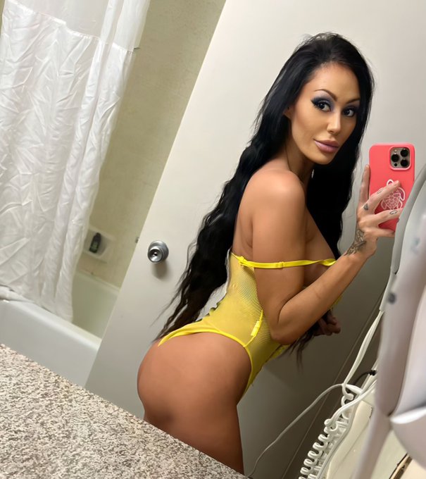💛🌻🐝 https://t.co/7A4Tg0YRia<a href="/tag/honeybirdette"class="tags"><span>#honeybirdette</span></a>