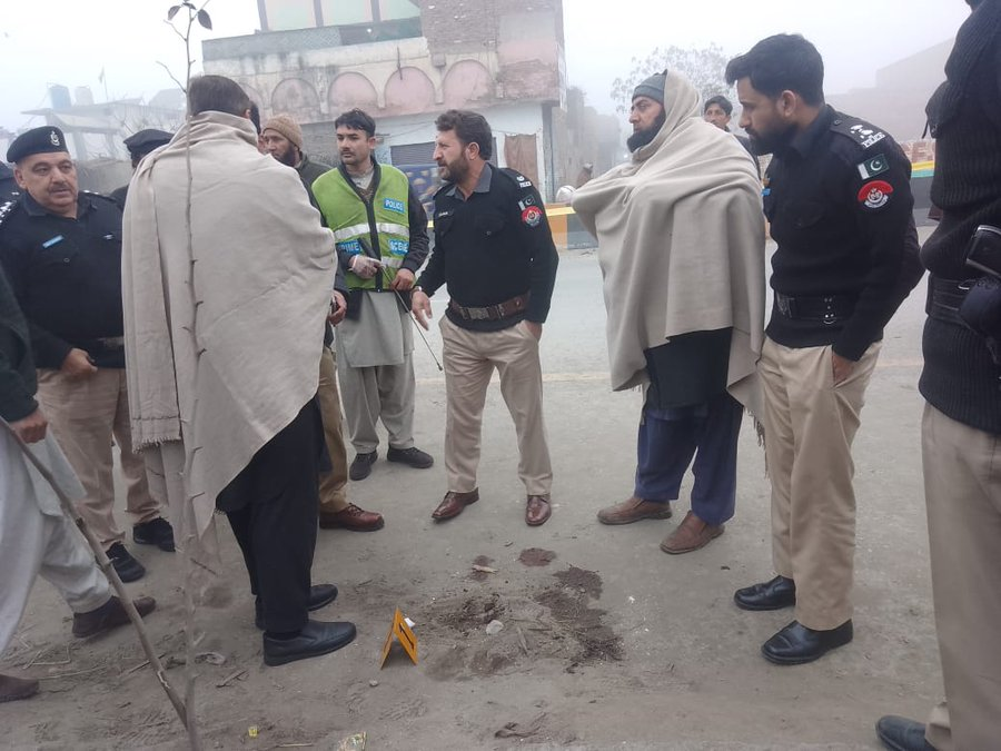 7_brbrbr's tweet photo. 🔸#Pakistan🇵🇰: one #Police officer was shot dead by unidentified bike-borne assailants in front of his house in #Daudzai area of #Peshawar.

#Security #Terrorism https://t.co/8A4xYNiZPr