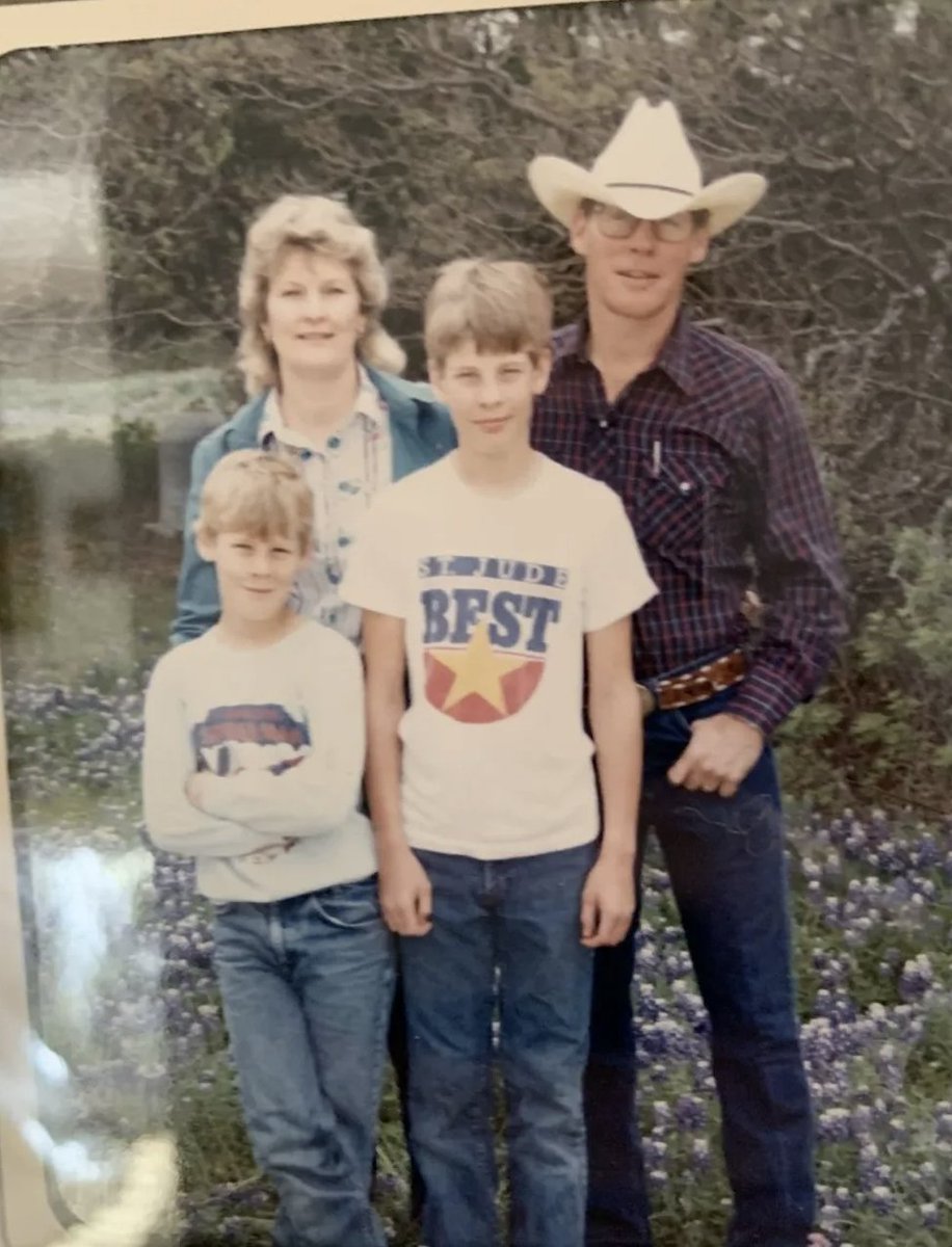 Ready_Hut's tweet photo. 📍Nacimiento.

Daniel Allen Campbell nació el 13 de abril de 1976 en Morgan -Clifton, Texas-.

Según él, su pueblo eran tan pequeño que no habían semáforos y apenas eran 10 niños en la escuela.

Tuvo que trasladarse a Glen Rose para el High School y desarrollar ahí su pasión. https://t.co/E25sddnKLT