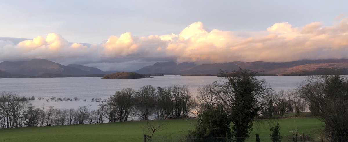 With torrential rain and destructive winds #StormIsha and #StormJocelyn left us with another wet grey morning with visibility <4. So we’re really enjoying these cheerful cumulus tinged with the setting sun ⁦@CloudAppSoc⁩ ⁦@metoffice⁩ ⁦@lovelochlomond⁩