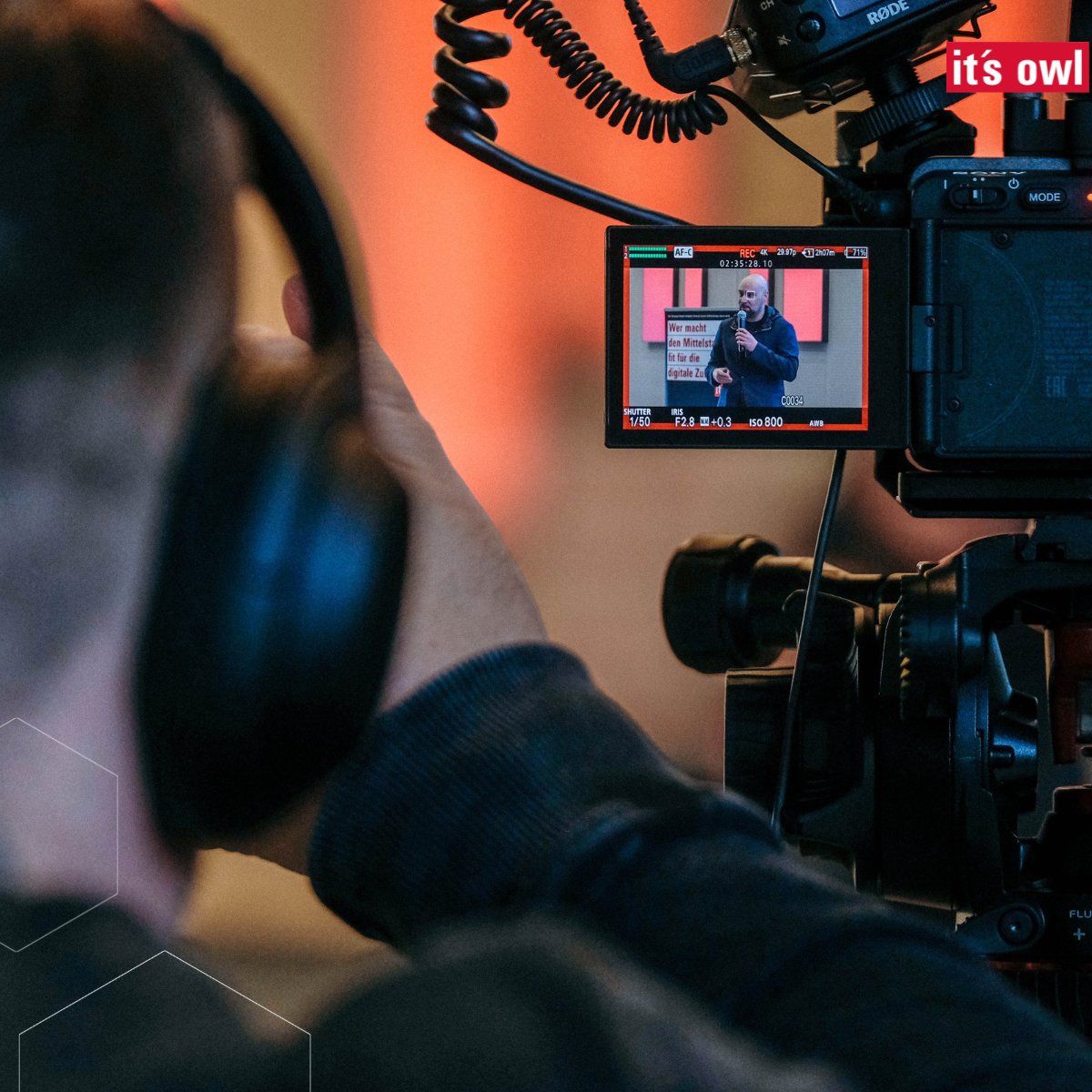 #NRWkannKI - das zeigt der NRW.innovativ-Summit. Hier  treffen sich viele #startups, Organisationen, Projekte und Know-how-Träger im Bereich #KI.

Es wird auch klar: Um wettbewerbsfähig zu bleiben, müssen wir gemeinsam anwendbare Lösungen für unsere #Unternehmen finden.