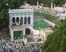 Dargaah_Network's tweet photo. हजरत सैयद सालार मसूद ग़ाज़ी या गाज़ी मियाँ (1014 - 1034) सुल्तान महमूद गजनवी के भांजे थे आपका मज़ार यूपी के बहराइच मे है। 
एक रिवायत के मुताबिक आपकी मज़ार पर हज़रत खिजर की रेगुलर आमद होती रहती है https://t.co/Evt0202qFh
