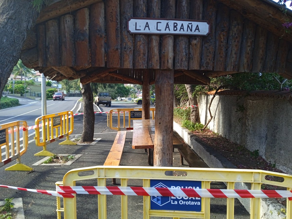 PVHumboldt's tweet photo. No nos quejamos por vicio, es por extrema necesidad.
La cabaña lleva semana con riesgo de colapso poniendo en peligro a los y las  peatones.
¿Qué tiene que pasar para que intervenga el Ayuntamiento de @LaOrotava
#accesibilidadlaorotava 
#mejorandolaorotava
#LasCuevasNoExiste https://t.co/vV4koAijoi