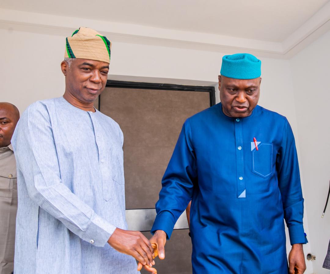 Omoimam_12's tweet photo. Governor @biodunaoyebanji , this afternoon met with the newly appointed Chancellor of Ekiti State University, Ado-Ekiti, Dr Tunji Olowolafe  in Abuja. The Are- Ekiti born Medical Doctor- turn Businessman is expected to bring his extensive contact, experience  and net worth https://t.co/EV4qPxDmhc