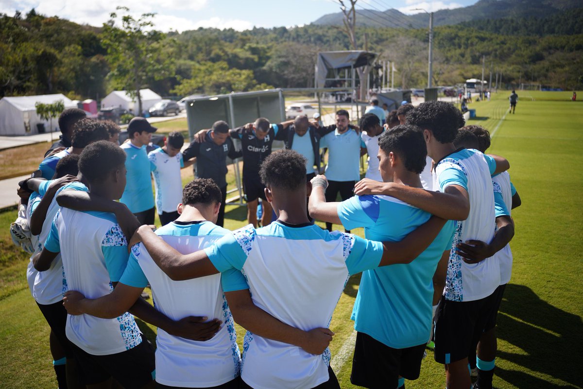LaHSomosTodos's tweet photo. 🔥 Así se prepara el equipo hondureño U-19 antes de su duelo contra #CostaRica por el tercer puesto del torneo👏🏽 @ForwardAmericas @uncaf .

#UnidosXlaH #LaHsomostodos https://t.co/iTPUpJAWbV