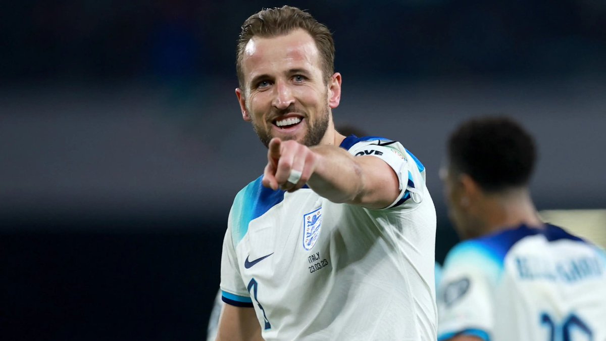 WeStillGleamPod's tweet photo. Interested to know… 

Rooney 🆚 Kane

You can only pick one based on their peak England form, who are you picking? 🤔

#ThreeLions 🦁🦁🦁 https://t.co/wUFV3EEIM5