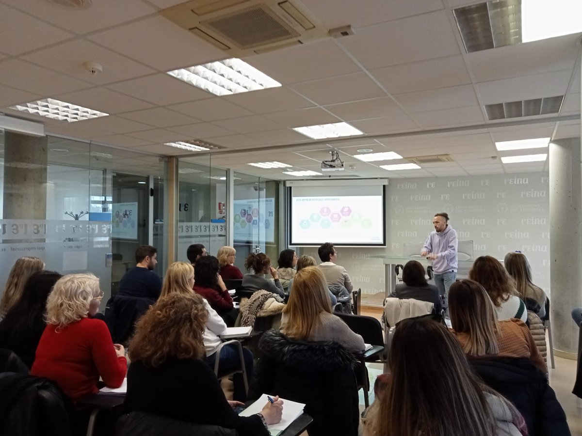 🚀Hem gaudit d'un profitós espai de formació a càrrec de <a href="/mesEduCoop/">+Educació Cooperativa</a>  sobre #PassaportEdunauta al #Vendrell. Parlem de #Participació #Equitat #TreballEnXarxa. De diversitat i qualitat de les activitats. Presents prop de 30 persones, escoles, espais edunautes i territori👏Gràcies!