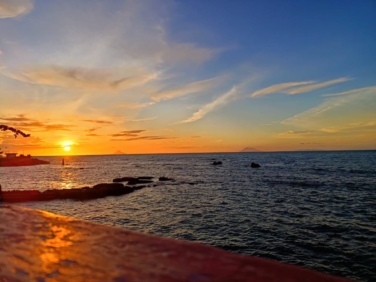 diahK_'s tweet photo. Beberapa hari ini sunset lagi cantik banget yaa🌤️🧡
Kalo kata temenku @lismasem “senjapun tahu cara berpisah yang indah” ☺️ https://t.co/8lwMTHrvVd