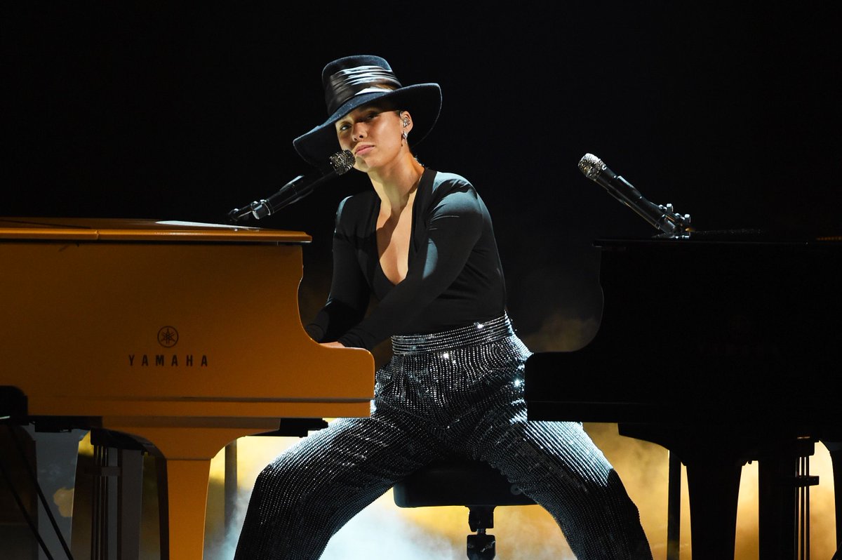 She's 43 & still looks amazing! 
Call her Miss Cook or Miss Beatz, a classically trained pianist doing her thing. (should also check out her son Egypt 👌)   

Alicia Keys is on your #UnWindNaGR @GhettoRadio895 playlist as you head home 😎