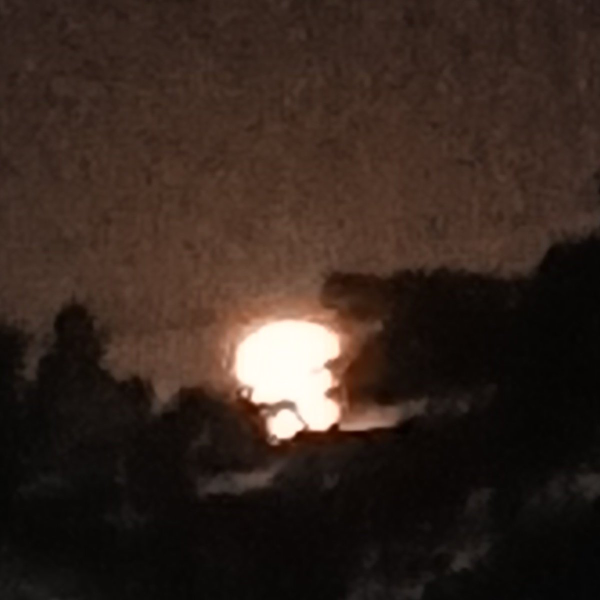 mjsduckling_'s tweet photo. Hello, Mr. Moon.

Hope you've been well.
I'm always reminded of you when I look up. Wish you have the happiest birthday! 

#영원한_나의달_문빈_생일축하해 https://t.co/HPtIwmTV4S