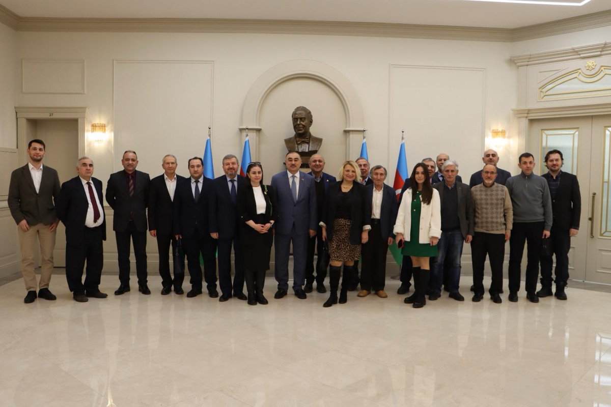 Türkiyə universitetlərində dərs deməkdə olan azərbaycanlı müəllimlərlə Səfirliyimizdə bir araya gəldik.
İki ölkə arasında təhsil sahəsində əməkdaşlığa dair səmərəli fikir mübadiləsi apardığımız hörmətli müəllimlərimizə təşəkkür edirəm.