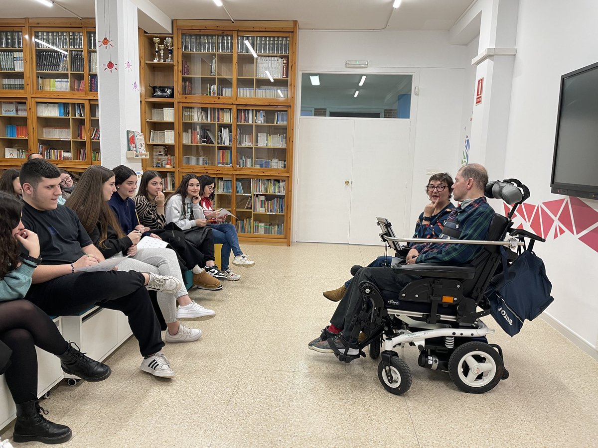 lmsfva's tweet photo. Un años más el alumnado de #TAPSD y #TSIS recibe la visita de @alcachofos777 y Puri! Siempre nos enriquecéis con vuestra energía y vuestras sonrisas! Sois pura vida!
#JuntosEsMejor #AtenciónalaDependencia #IntegraciónSocial #CampeonasyCampeonesporlaInclusión #SAAC #AulaEmpresaCyL https://t.co/7HGcVaAIoS