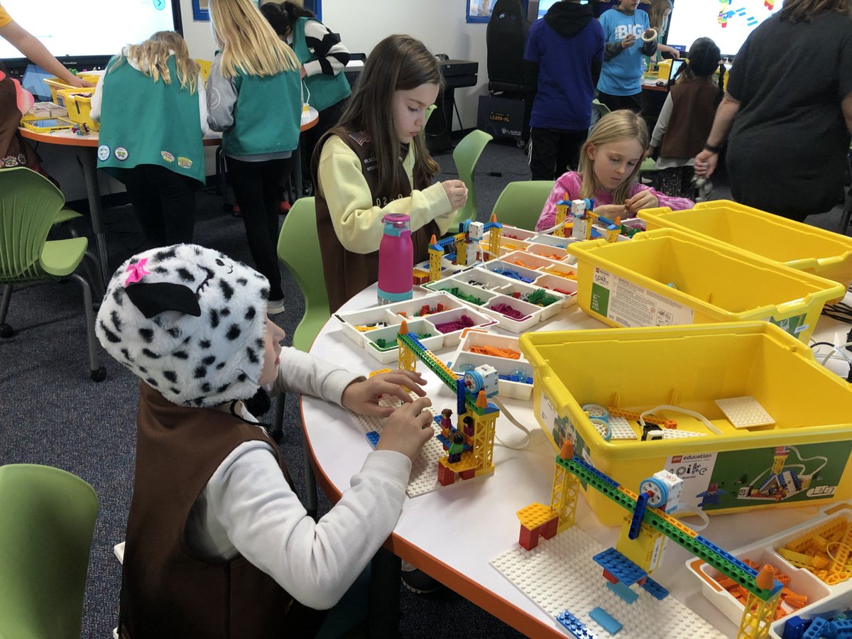 csforlcps's tweet image. Last night, the #AWSThinkBigSpace student helpers from @JLSMS_Official &amp;amp; Alex Andos led the learning so that two Girl Scout Troops could earn their Technology Badge. Thank you @LoudounChamber @PaperfishJen @KariMLeesburg for making this community outreach happen! #csforlcps