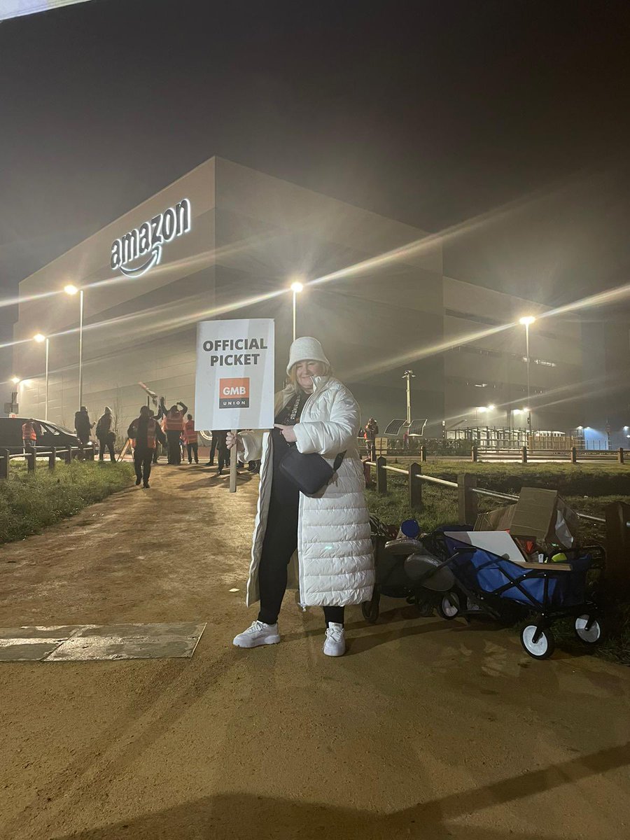 Amazon Minworth first ever strike. It’s an official picket line people 💪💪💪#makeamazonpay
