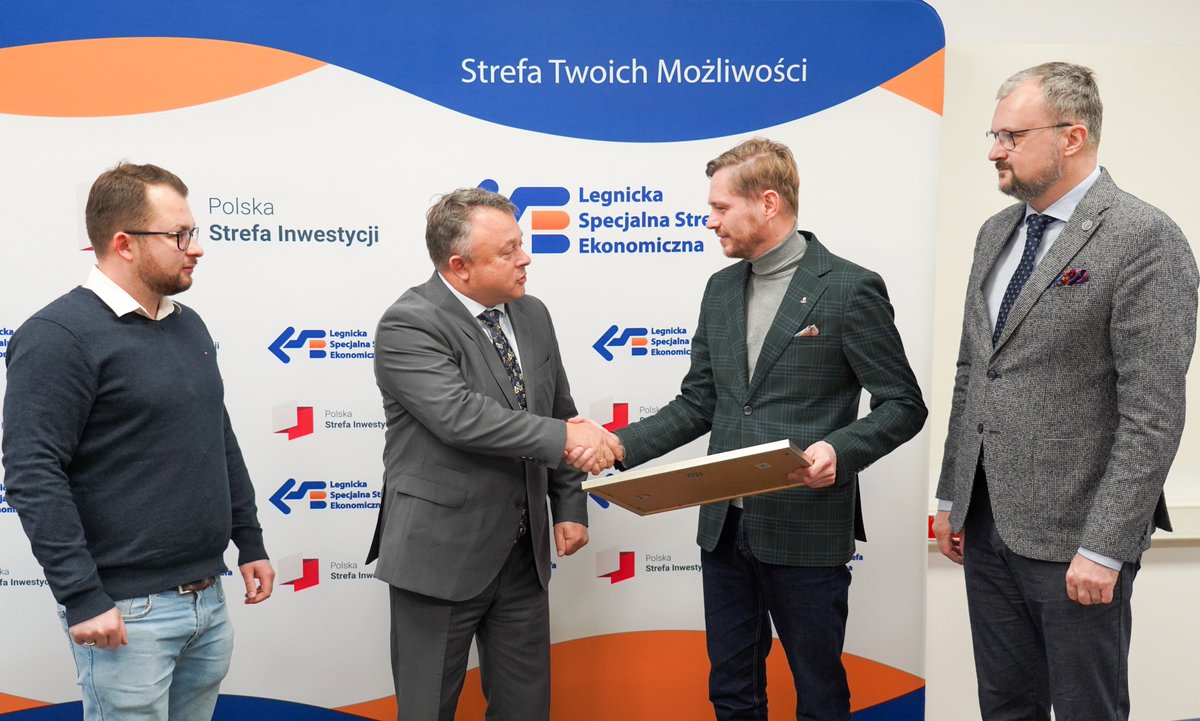 LegnickaSSE's tweet photo. Soda Pluss, producent sprzętu gastronomicznego, otrzymała decyzję o wsparciu 📜 od #LSSE. Inwestycja o wartości ponad 5,3 mln zł 💸 zakłada budowę hali produkcyjnej w Krępicach w Gminie Miękinia. Powstawały tam będą https://t.co/r6Hds1zmFS. metalowe meble i ciągi gastronomiczne. https://t.co/F21s4VhU1c