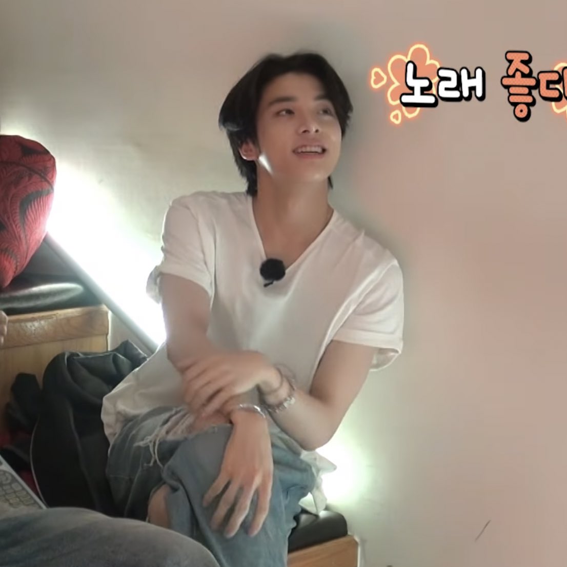 ikeupop's tweet image. look at him