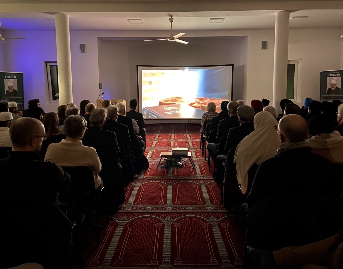 AhmadiyyaKiel's tweet photo. Eindrücke vom gestrigen Neujahrsempfang 2024 - Wir bedanken uns bei allen Freunden und Besuchern, die diesen Abend mit uns geteilt &amp; gleichzeitig das 20-jährige Bestehen unserer #Moschee 🕌 in Kiel gefeiert haben!

Mögen die Worte des Friedens auf der Welt in Erfüllung gehen. https://t.co/uJZU6YCNfb