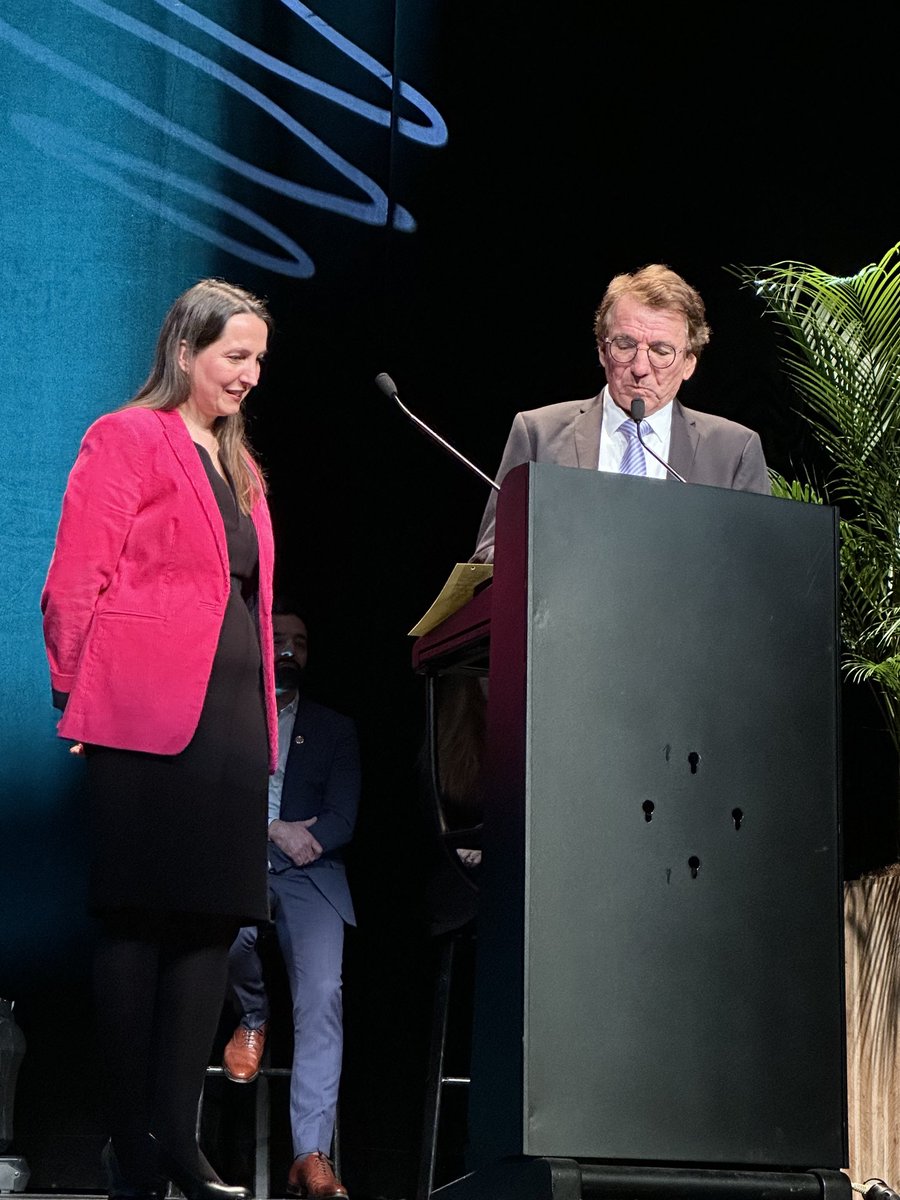 C’est avec une grande émotion aussi, que Dorothée a pu retracer le beau parcours de notre « grand chef », de son papa, fondateur du groupe.
Il est moments où les rêves les plus fous semblent réalisables à conditions d’OSER les tenter ».
Ravi et fier d’avoir collaboré à tes côtés.