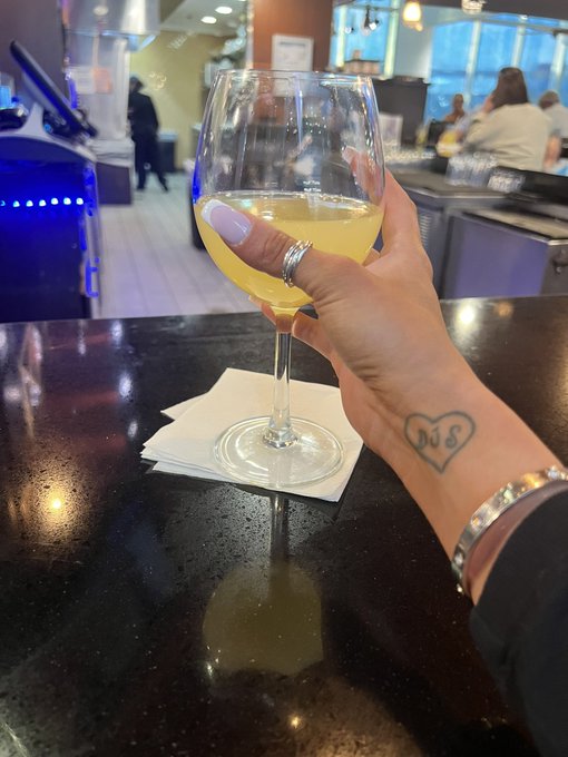 Never too early for a Mimosa 💋🖤 https://t.co/9betlYDajL<a href="/tag/mvsales"class="tags"><span>#mvsales</span></a>